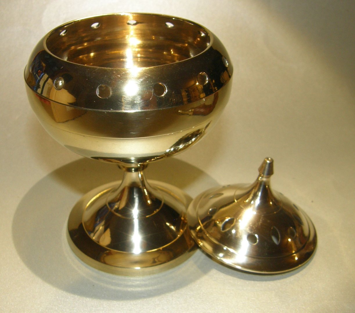 Dekoratív réz edény, levehető nyéllel - tértisztításhoz, beltéri, kültéri füstöléshez, szaunába